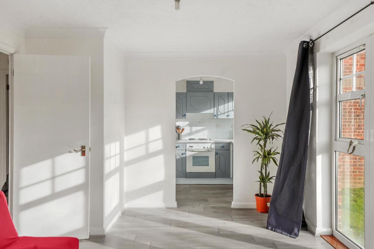 Cozy Luton Town Centre Retreat Apartment Exterior photo